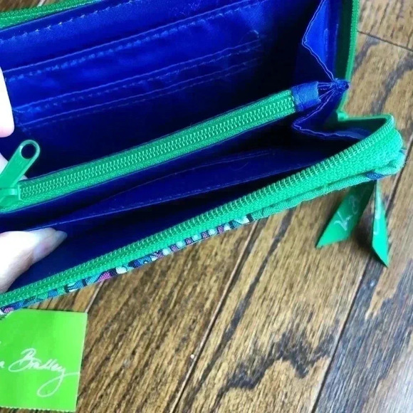 NWT Vera Bradley Zip-Around Wristlet Emerald Green Paisley - Picture 5 of 10